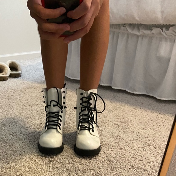White boots - Picture 2 of 3